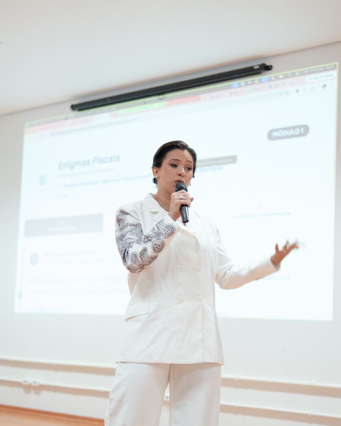 Jessika Frizo apresentando o Módulo 1