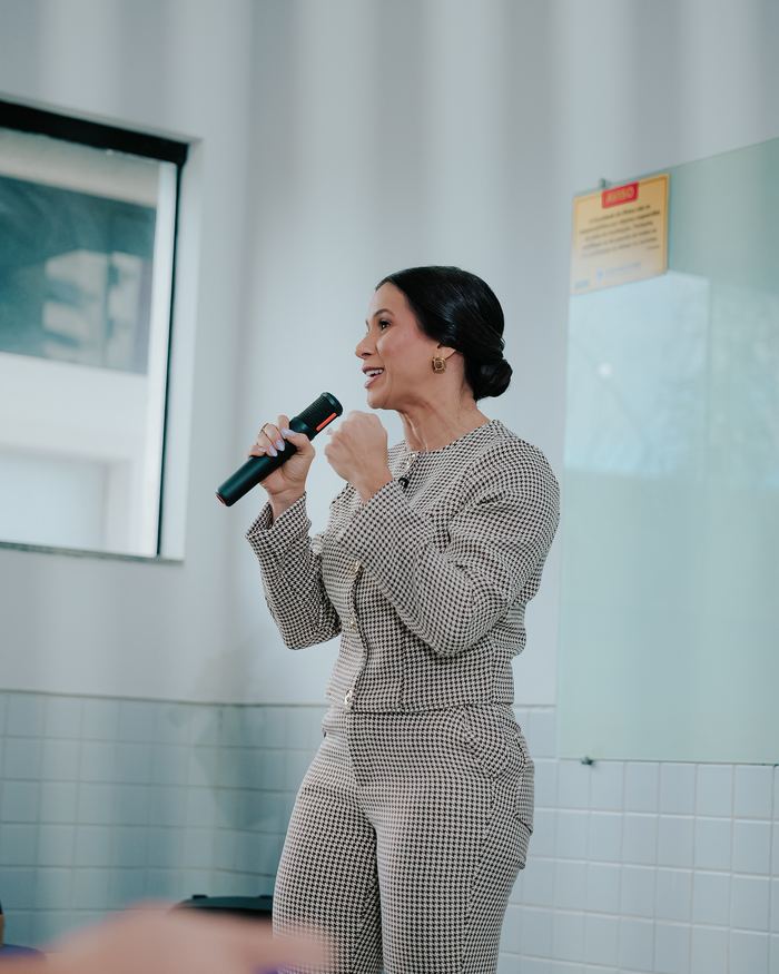 Jessika Frizo em sala de aula